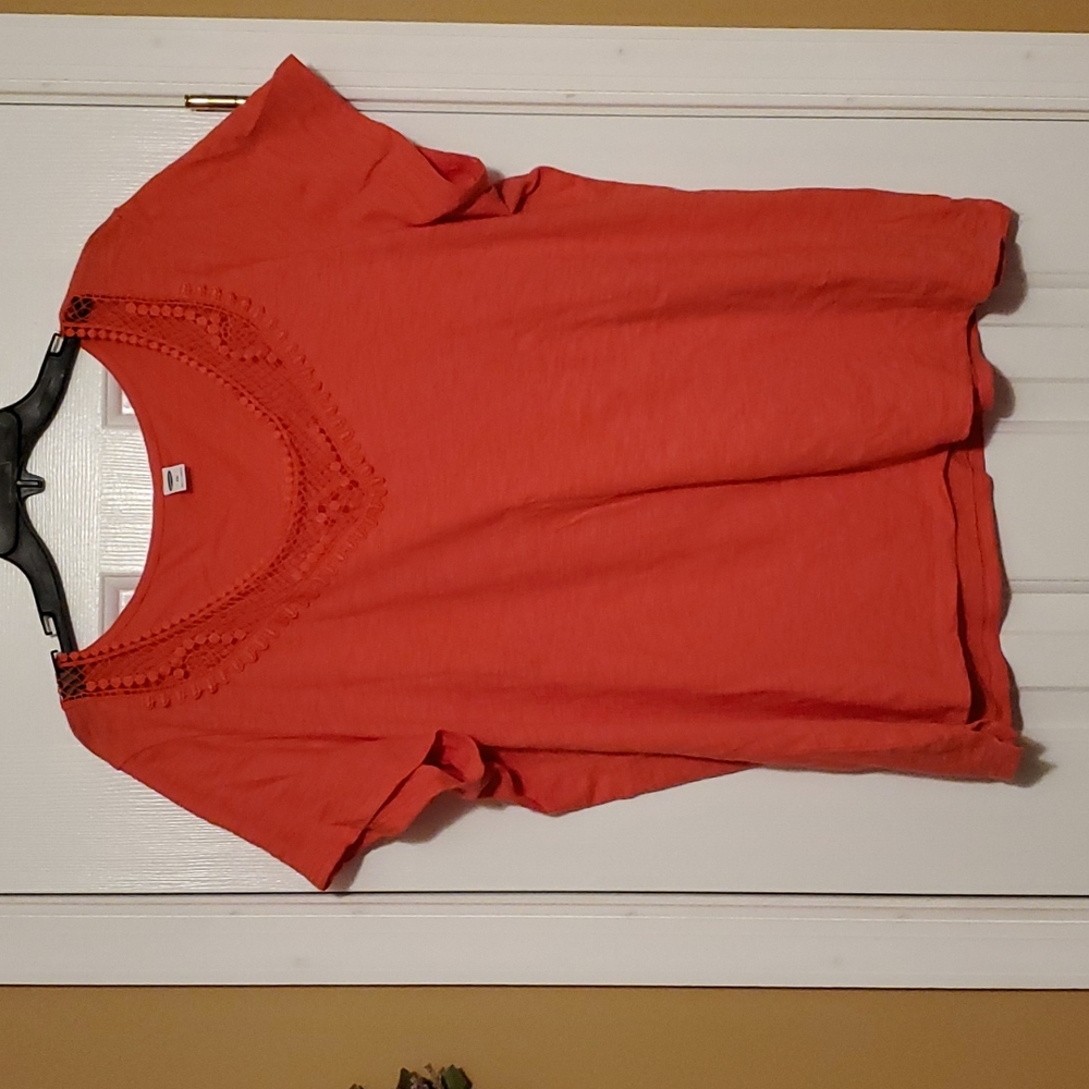 🌼Old Navy tee with crochet neckline